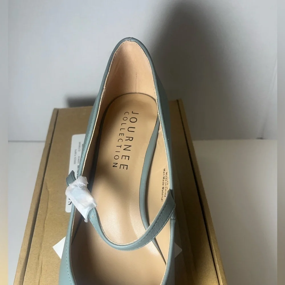 Journee Collection Manza Pump